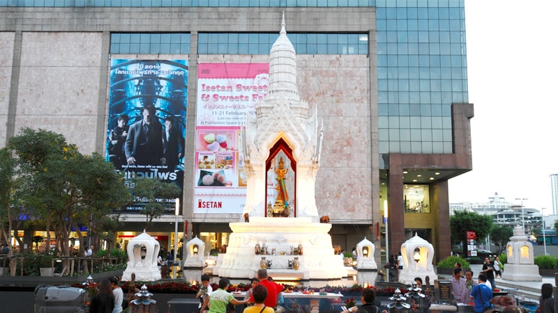 都会的な街並みのなかにそびえ立つ恋愛の神様トリムルティの祠